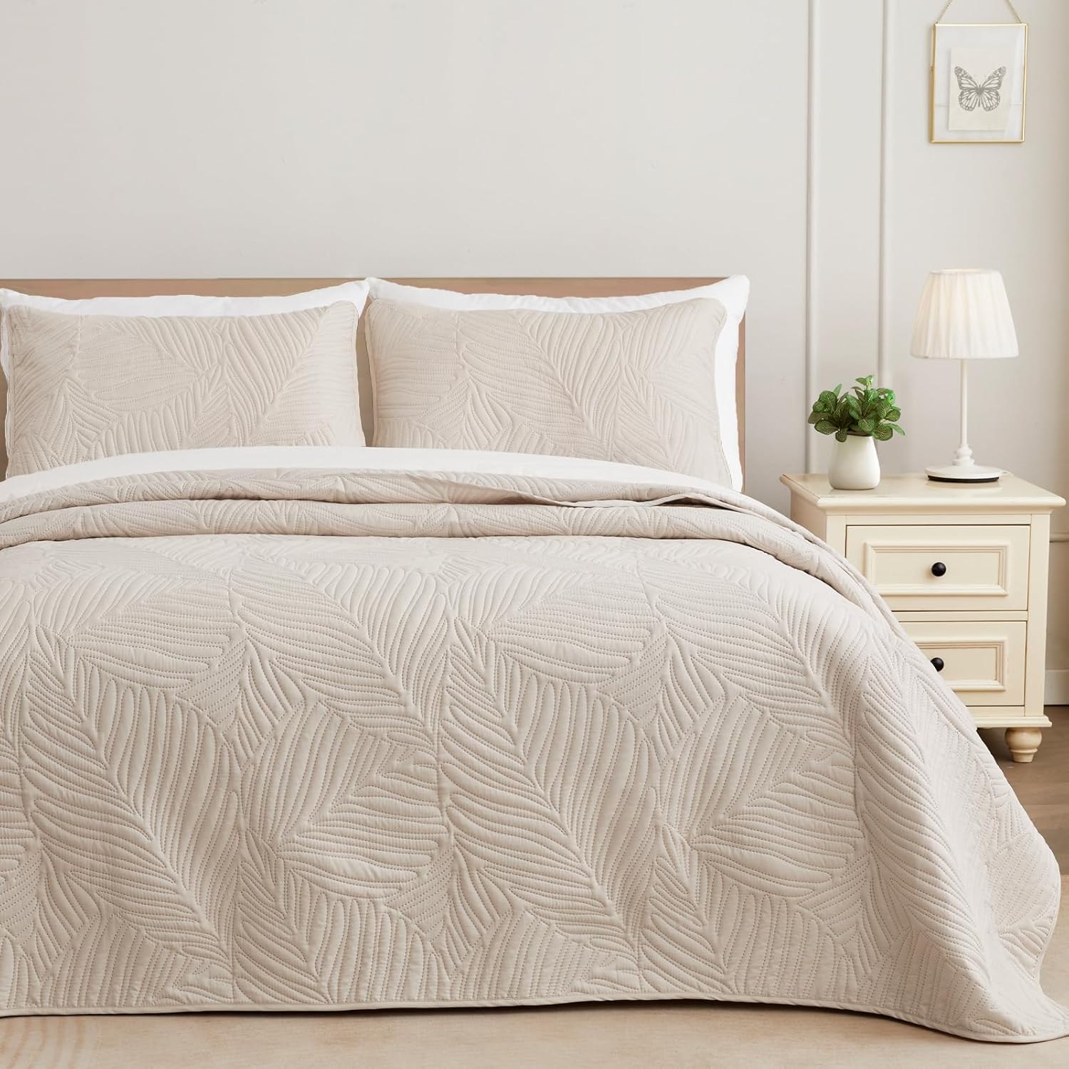 Exclusivo Mezcla 3-Piece King Quilt Bedding Set, Soft Microfiber Bedspreads | Lightweight Summer Beige Quilts King Size with Pillow Shams, Decorative Leaves Pattern Coverlets for Bedroom Guest Room