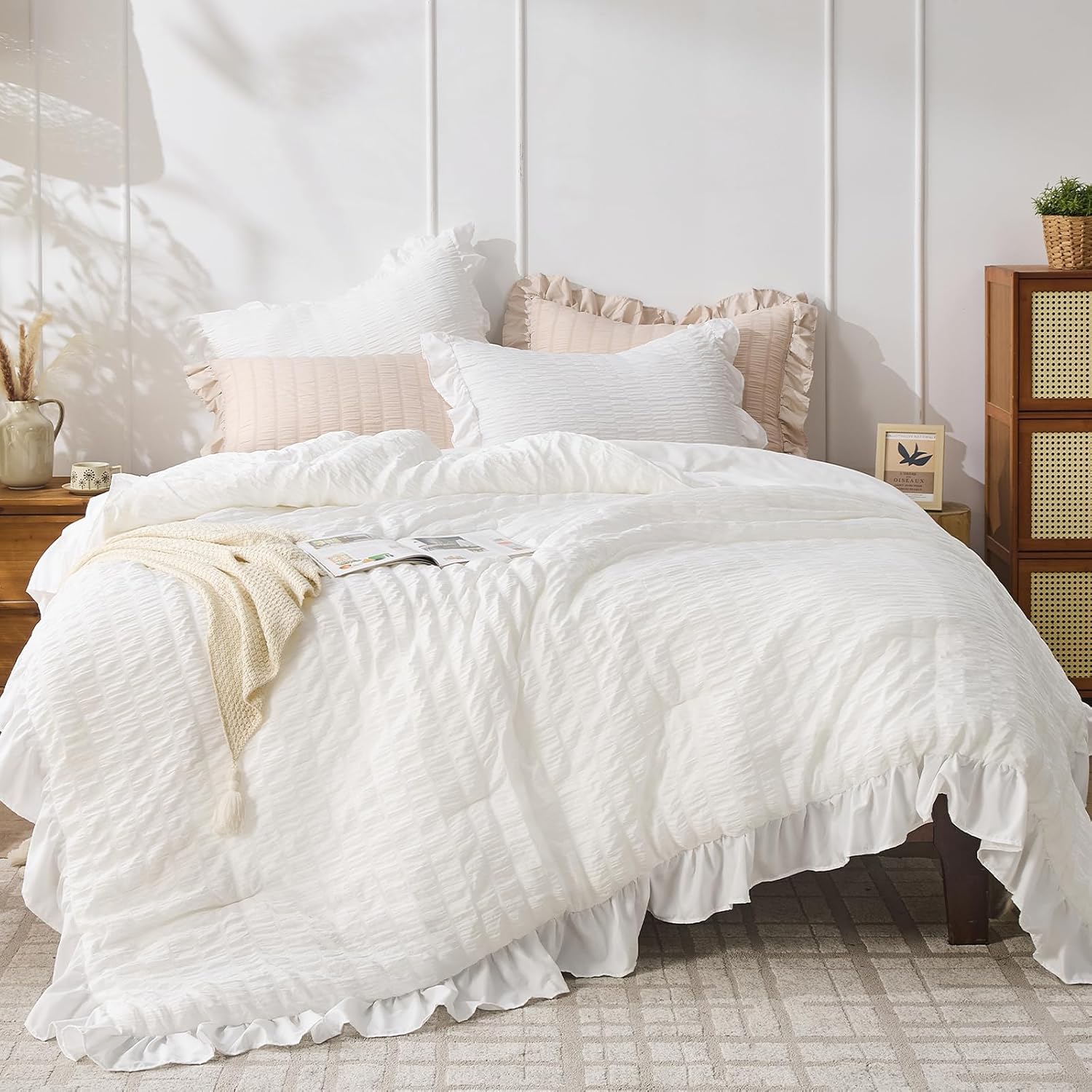 JOLLYVOGUE White Comforters Queen Size, 3 Pieces Ruffle Seersucker Queen Comforter Set for All Season, Lightweight Soft Shabby Chic Bedding Sets for Women（1 Comforter, 2 Pillowshams）