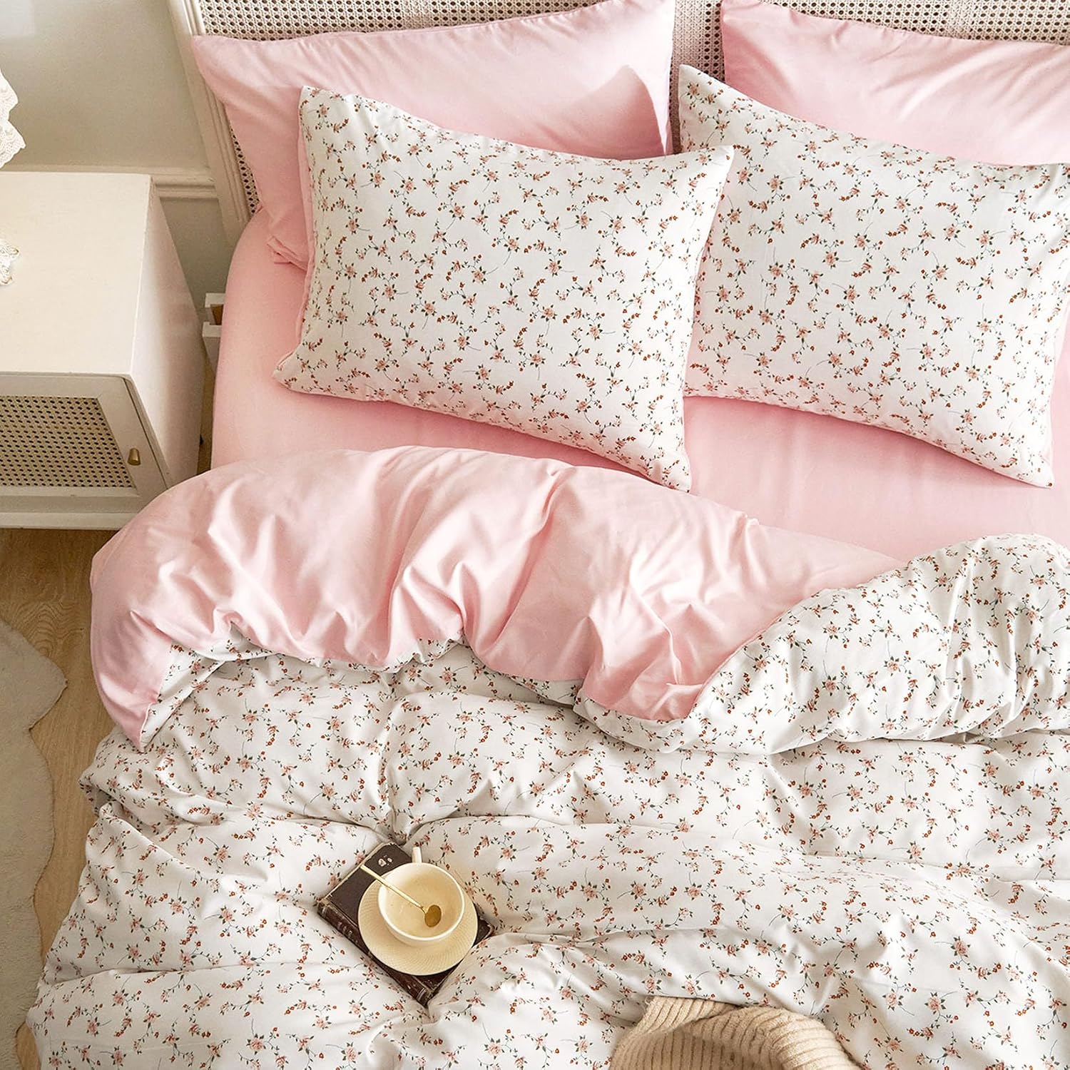 Wake In Cloud - Floral Comforter Set, Coquette Cottagecore Aesthetic Cute Flower Pattern for Women Teen Girls, Soft Lightweight Dorm Bedding, 3 Piece, Pink, Full Size