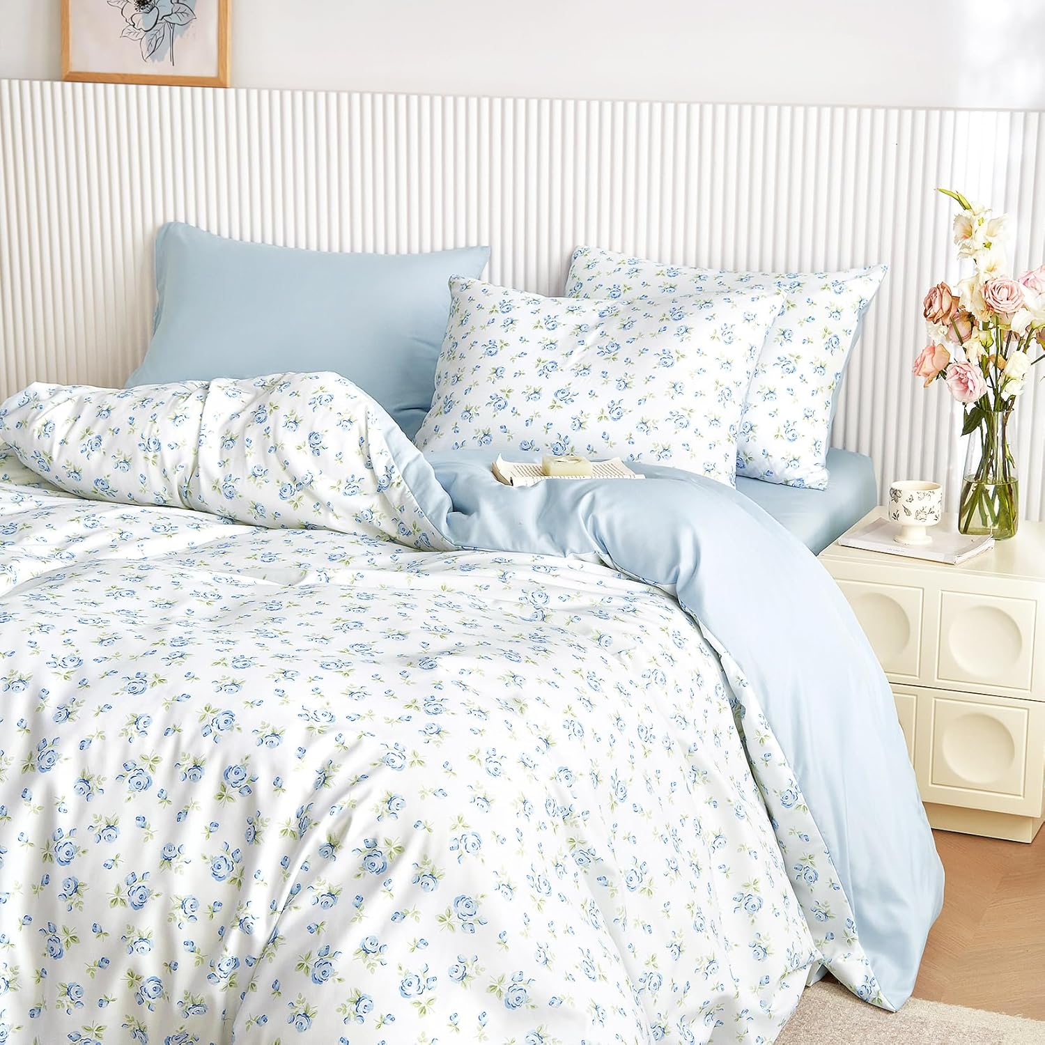 Wake In Cloud - Floral Comforter Set, Coquette Cottagecore Aesthetic Flower Shabby Chic Pattern for Women Teen Girls, Soft Lightweight Bedding, 3 Pieces, White Blue, Queen Size