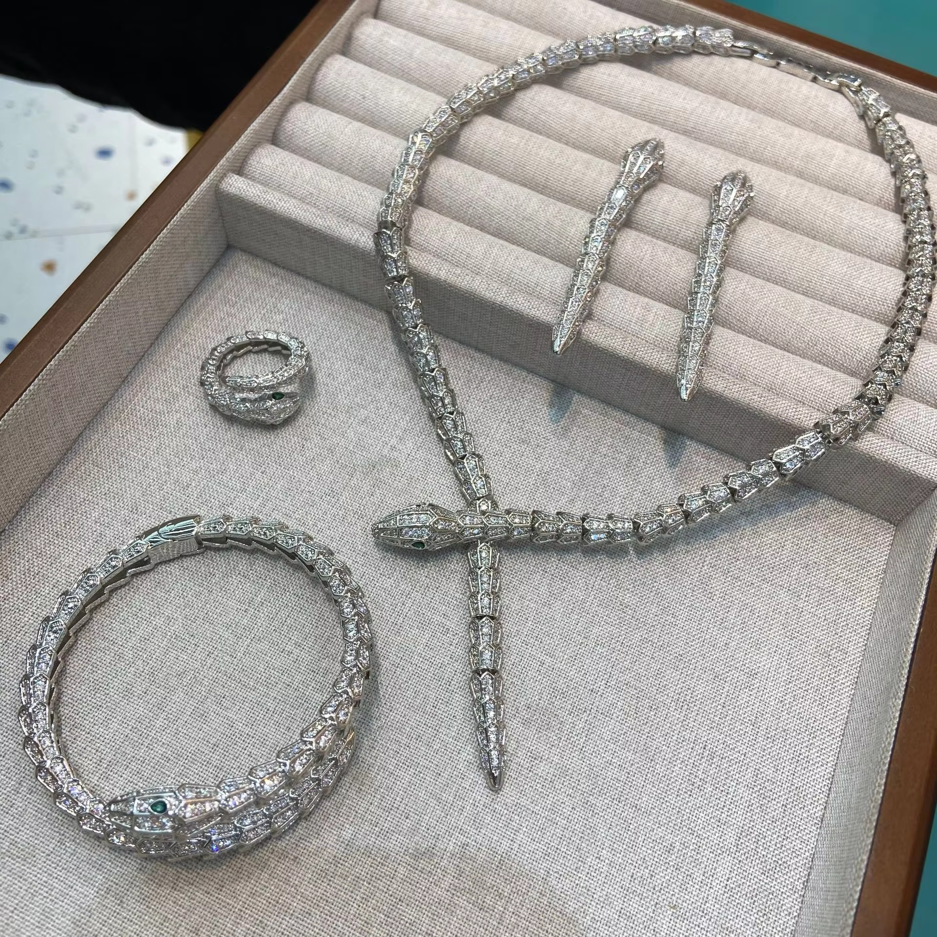 2026 Nieuwe koper-ingelegde zirkonia slangen-vormige sieradenset - Luxe halsketting, armband, oorbellen en ring van hoge kwaliteit voor vrouwen